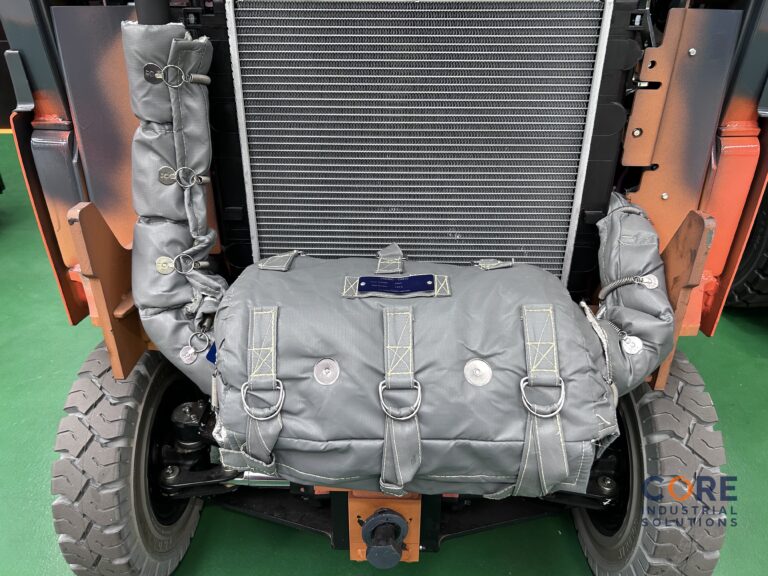 Removable insulation cover fitted to forklift radiator and engine compartment