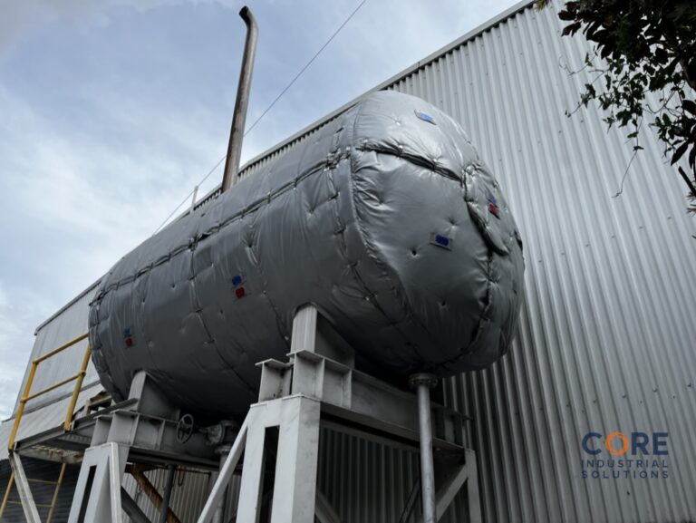 Horizontal industrial tank fitted with removable insulation blanket
