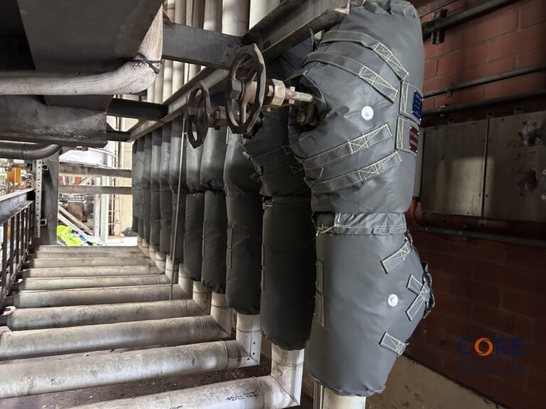 Pipe elbow fitted with removable insulation jacket