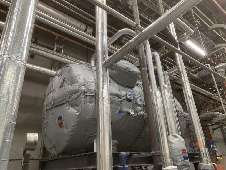 Large cylindrical industrial tank fitted with removable thermal insulation cover