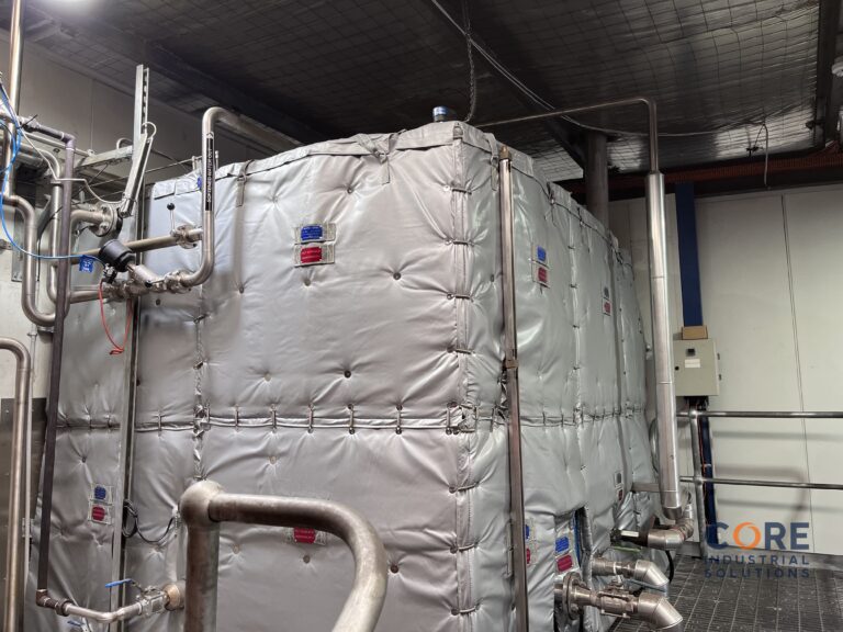 Rectangular industrial tank fitted with thermal insulation cover