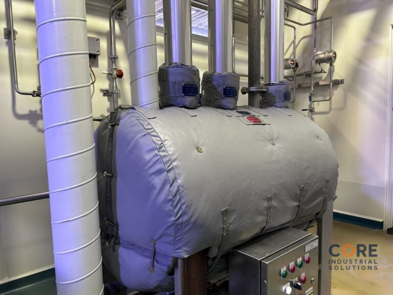 Removable insulation blanket fitted to industrial vessel