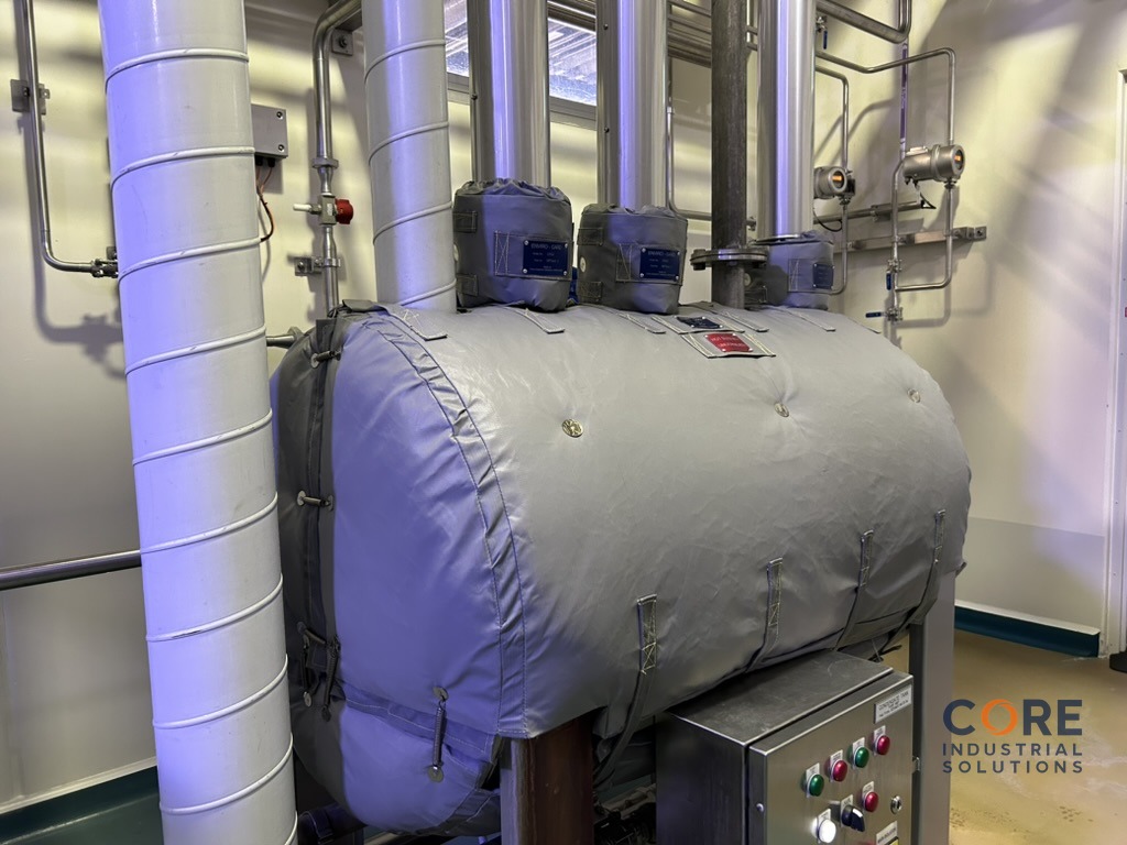 Removable insulation blanket fitted to industrial vessel