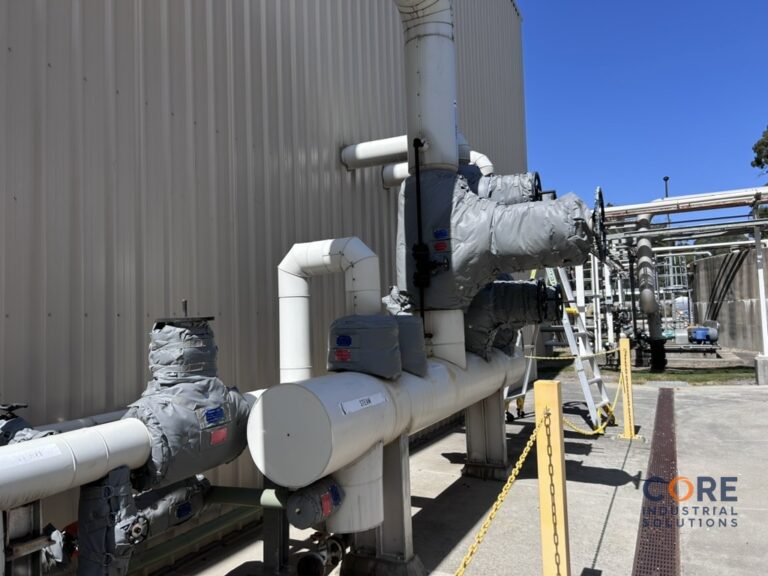 Outdoor industrial pipe fitted with insulation system