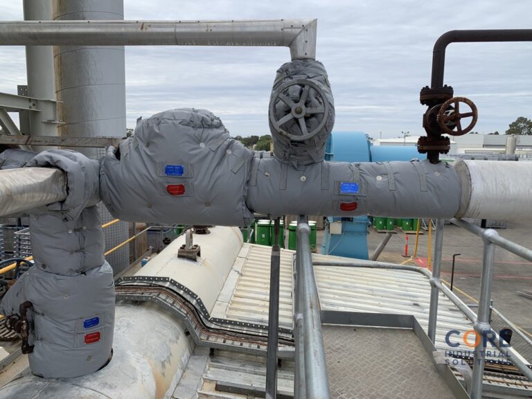 Steam pipeline fitted with removable insulation cover and valve wheel