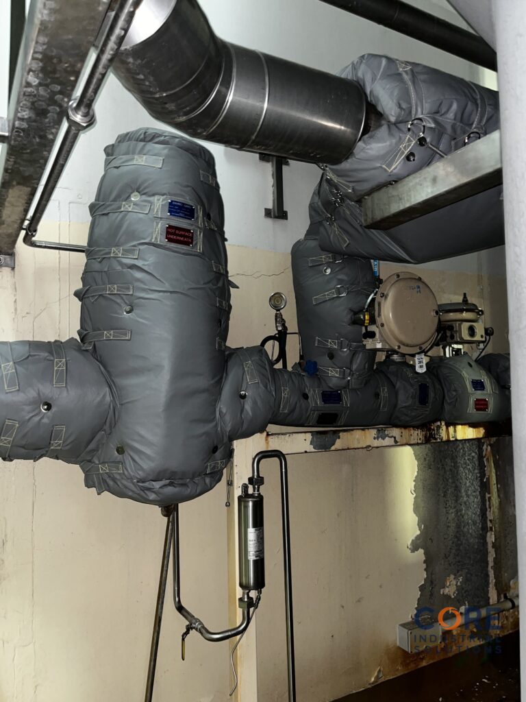 Vertical industrial pipe fitted with removable insulation jacket